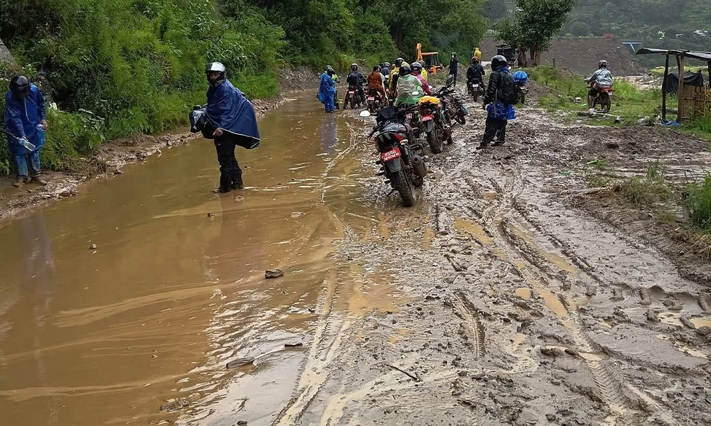 वर्षासँगै देशका ७ सडकखण्ड अवरुद्ध